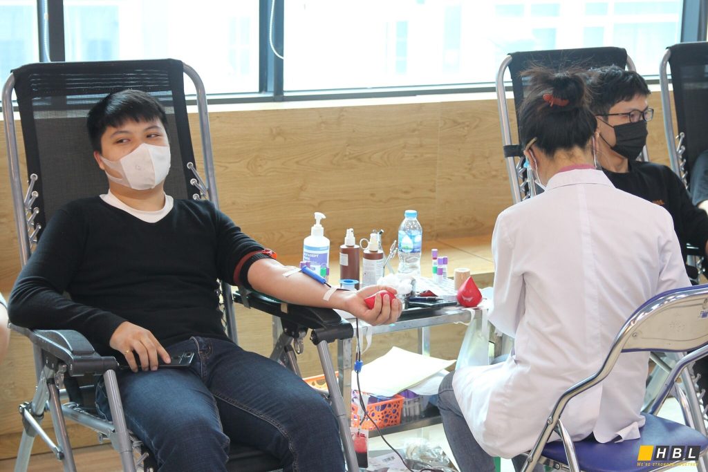 A man is donating blood at the blood donation event